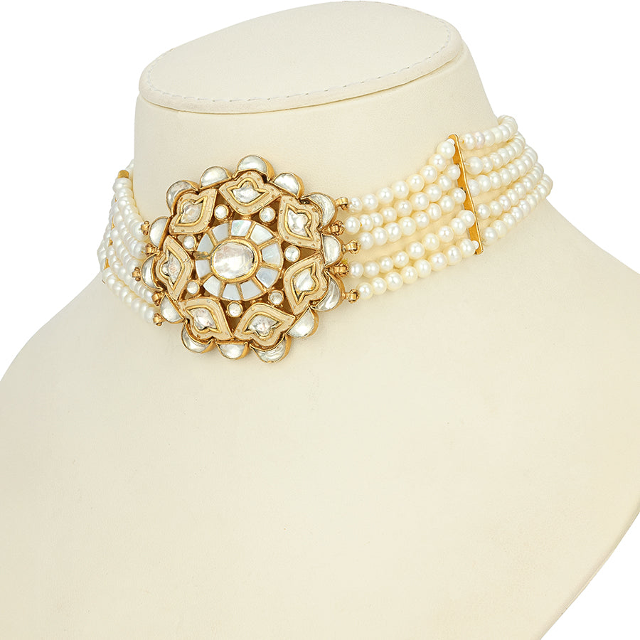 Close-up of Heritage-Style Pearl Centrepiece on 925 Silver Necklace for Women