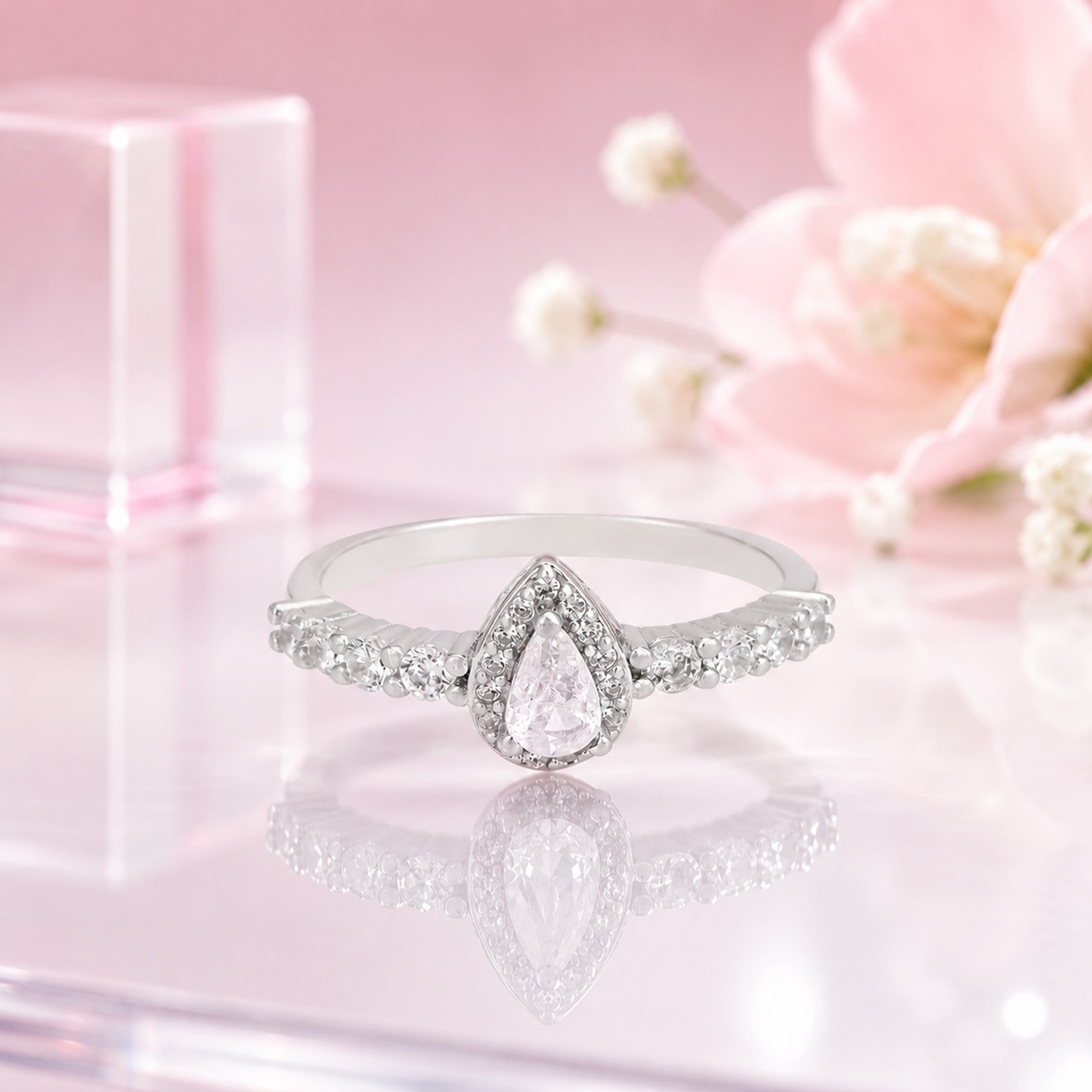 Gleaming Pear Centerpiece 925 Sterling Silver Ring for Women