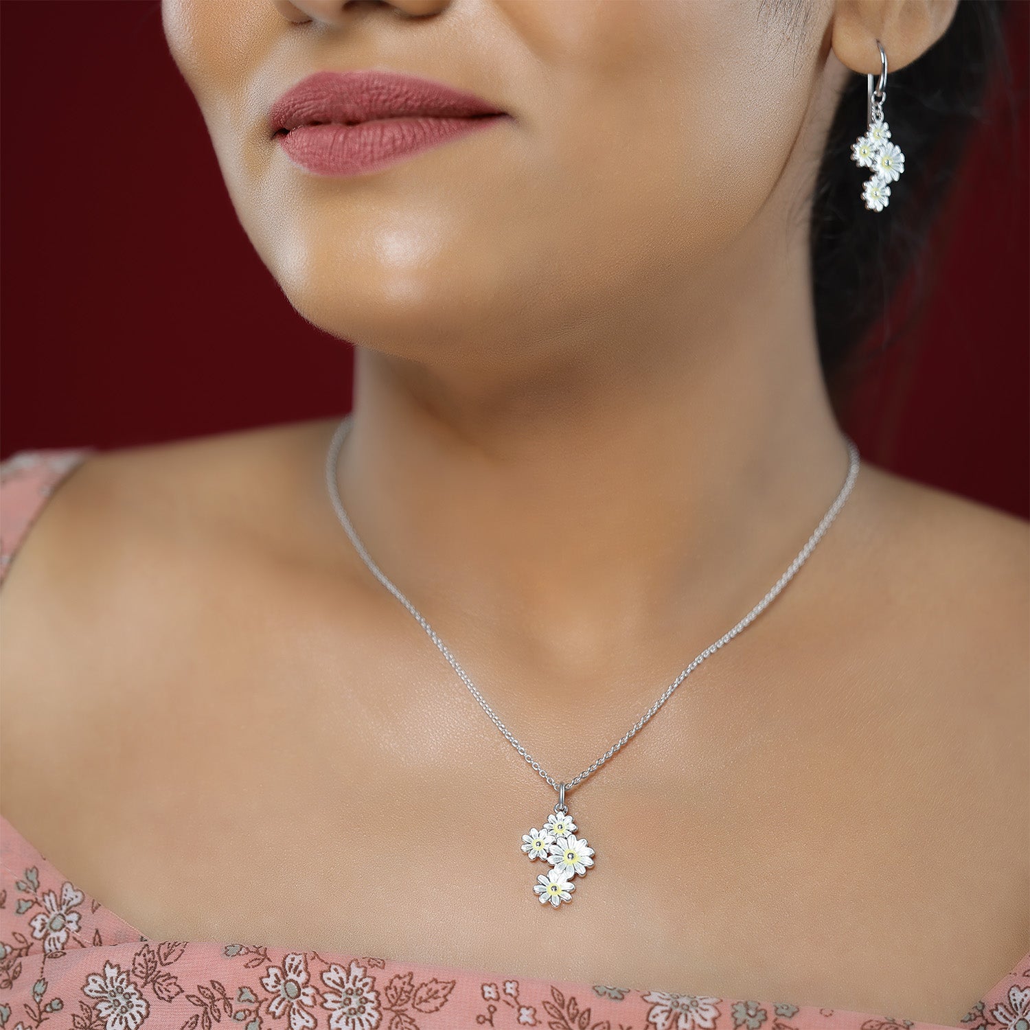 White Daisy Bouquet Rhodium Plated Chain Pendants