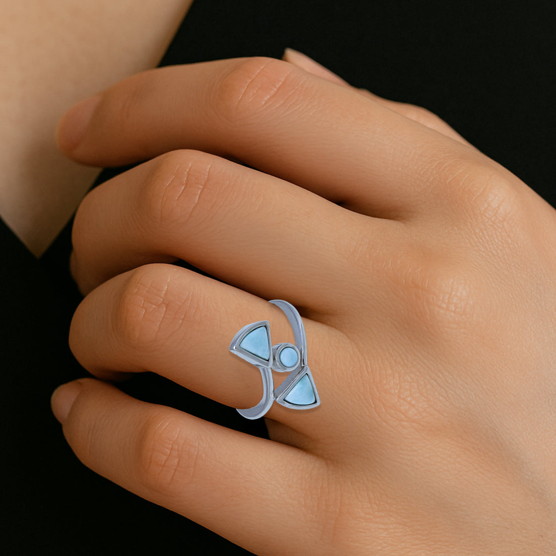 925 Sterling Silver Lustrous Grid Blue Centered Rings For Women