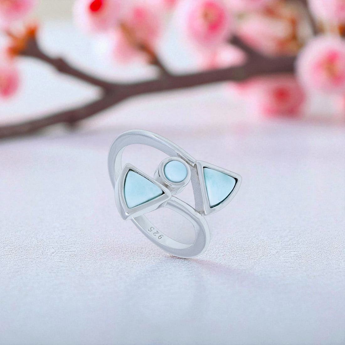 925 Sterling Silver Lustrous Grid Blue Centered Rings For Women