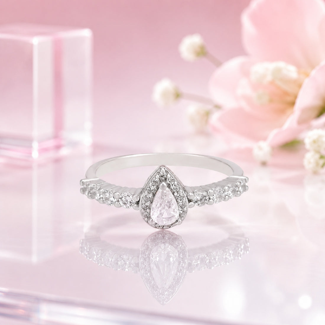 Gleaming Pear Centerpiece 925 Sterling Silver Ring for Women