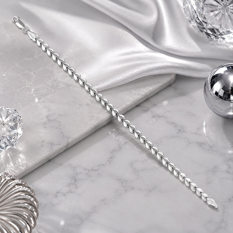 Structured Geometric Link Chain Elegance
